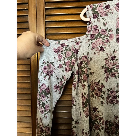 NO COMMENT PLUS (Size 2X) Floral Print Cold Shoulder Top - Picture 6 of 13